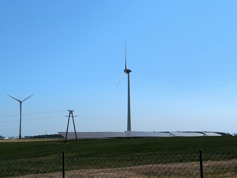 Hybrydowe OZE w Grupie Enea: nowa instalacja PV na terenie farmy wiatrowej w Darżynie