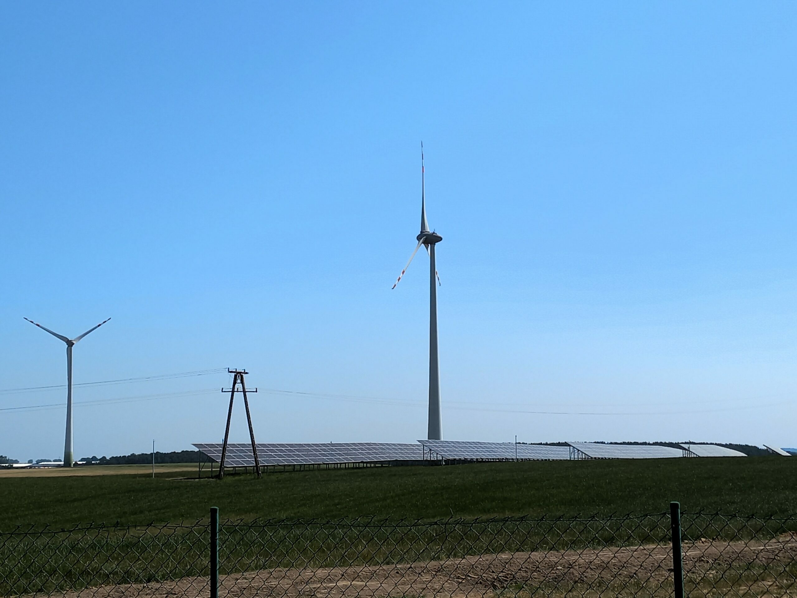 Hybrydowe OZE w Grupie Enea: nowa instalacja PV na terenie farmy wiatrowej w Darżynie